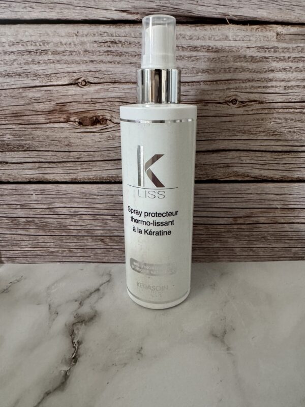 Spray thermo protecteur à la kératine, protege les cheveux de la chaleur.