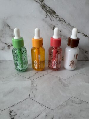 Le sérum pour le visage D Donna se décline en quatre formules uniques, chacune répondant à des besoins spécifiques de la peau pour un soin ciblé et efficace.