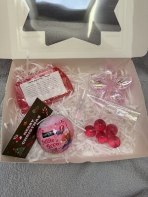 petit coffret bain et douche , savon glycérine, perles de bain, bombe de bain, pince cheveux ...